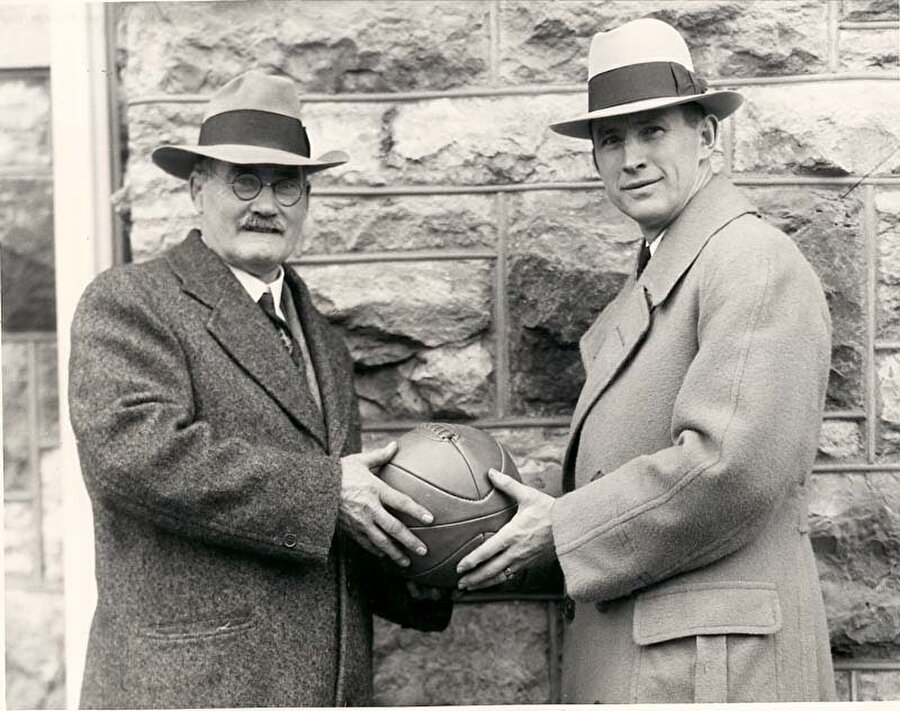 Naismith kabul etmedi

                                    Oyun kısa sürede popüler oldu. Çeşitli gazeteler ve dergilerde basketbolla ilgili makaleler yer aldı. Birçok kişi ise söz konusu bu spora "Basket Ball" değil Naismith isminin verilmesini istedi. Ancak Naismith bunu kabul etmedi.
                                