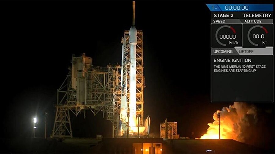 Space X Falcon 9 roketi.