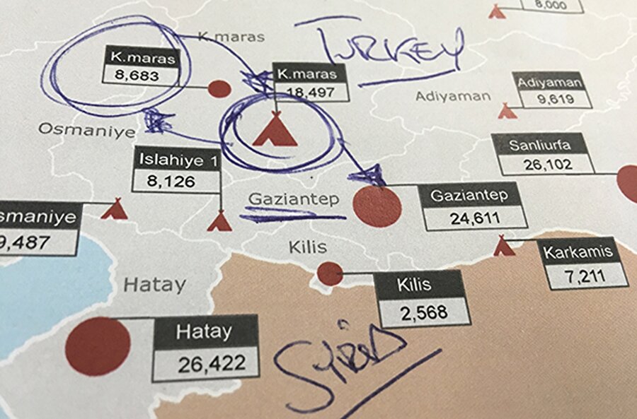 Türkiye mültecilere kucak açtı
Nisan 2011'de ülkemize gelen ilk mültecilerin ardından, 2015 verilerine göre iç savaştan kaçan 2 milyon 138 bin 977 Suriyeli Türkiye'de yaşıyor. Yine 2015 verilerine göre Türkiye'nin 4 yılda mültecilere harcadığı para yıllık ortalama 5.3 milyar liraya ulaşmış durumda ki bu İçişleri Bakanlığı'nın bütçesini bile geçiyor. Avrupa Birliği ülkeleri ise verdikleri sözleri tutmazken, Avrupa'da seçimler öncesi yaşanan son gelişmeler sonrası Geri Kabul Antlaşması'da tehlikeye girmiş durumda gözüküyor. Diğer mülteciler ise Lübnan, Ürdün, Mısır, Irak gibi ülkelerde bulunuyor.