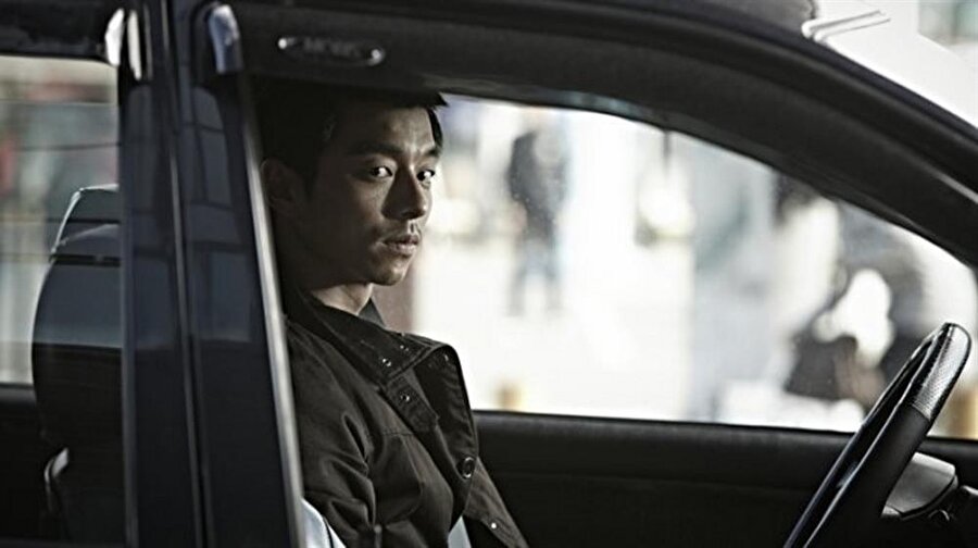 The Suspect – Şüpheli – 2013 
Kuzey Kore tarafından terk edilmiş bir Kuzey Koreli casus Güney Kore'ye yerleşir. Sonra da bir cinayet davasında bir numaralı şüpheli haline gelir. Kurbanın Kuzey Kore destekçisi olduğu düşünülmektedir. Cinayet şüphelisi gerçeği öğrenmeye çalışır. 

Kovalamaca boyunca kalp ritminizin hızlanacağı filmde, özel eğitimli Kuzey Kore Ajanı olan Ji Dong-chul (Gong Yoo), değişen politik kararlardan sonra hain ilan edilir ve karısıyla kızını katlederler. Ji Dong-Chul, intikam için yola çıktığında, kızının aslında ölmediğini öğrenir. Dong-Chul'un kızını bulmak için verdiği mücadelede neler hissedecek neler göreceksiniz? Bunu öğrenmek ve Gong Yoo'nun oyunculuğuna bir kez daha hayran kalmak isteyenlere önerimdir! Film İMDB üzerinde 6,9/10 oy almayı başardı. Film ülkemizde Şüpheli adıyla biliniyor.