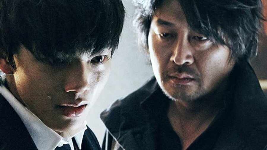 Hwayi: A Monster Boy – 2014
2014 yapımı filmin ülkemizde çok beğenildiğini söyleyelim, bunun yanında şiddet içeriklerinin çok olduğunu da ekleyelim.Filmin konusuna gelirsek; Seok Tae'nin (Kim Yun Seok) liderlik ettiği 5 çete üyesi, Hwa Yi adındaki bir erkek bebeği kaçırarak kendi oğulları gibi büyütürler. Şimdi bu çocuk 17 yaşındadır (Yeo Jin Goo) ve bir seri katil olması için eğitilmiştir. Hwa Yi babalarıyla birlikte ilk cinayetine teşebbüs ettiğinde geçmişi hakkında bazı şeyler öğrenir. Artık Hwa Yi silahını gerçekte kim olduğunu öğrenmek için çekecektir.