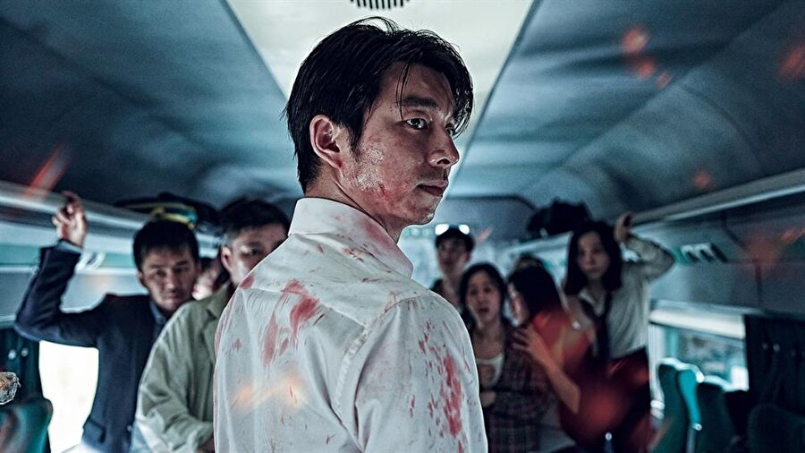 Train to Busan - Zombi Ekspresi – 2016
Zombi Ekspresi (Hangıl: 부산행; RR: Busanhaeng), Güney Kore sinemasının 2016 yapımı zombi, korku filmidir. Yapımcılığını Yeon Sang-ho üstlenirken başrolde Gong Yoo, Jung Yu-mi ve Ma Dong-seok yer alıyor. Filmin dünya prömiyeri 2016 Cannes Film Festivali'ndeki Geceyarısı Seansı'nda gerçekleşti. 7 Ağustos'ta, 10 milyon sinema izleyicisi ile 2016 yılında gösterime girip izleyici rekorunu kıran ilk Kore filmi olmuştur. Filmden bir ay sonra Seoul Station adında bir animasyon filmi yayınlandı.

 Filmin konusuna gelirsek; kızıyla fazla zaman geçirememiş, eşinden de ayrılmış olan işkolik Seok-Woo ( Gong Yoo), kızına verip tutamadığı sözleri telafi etmek için ona son bir söz verir. Kızını annesinin yanına Busan'a götüreceğine söz veren Seo-Woo, zombilerle dolu olan trenle bu sözünü tutabilecek midir? 

Film dünya genelinde 99.2 milyon $ hasılat yaparak büyük bir başarı elde etti. Filmin İMDB üzerinde 50 bine yakın oy aldığını ve ortalama oyunun 7,5/10 olduğunu belirtelim.