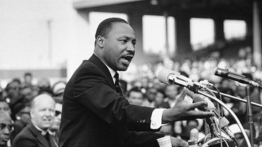 ABD'deki ırkçılık karşıtlığının simgesi: Martin Luther King

                                    ABD'de siyah ve beyazların eşitliğini savunan bir aktivist olan King, Washington'da yaptığı farklı etnik kökenlere sahip olan yaklaşık 250.000 kişinin katıldığı bir mitingdeki konuşması tarihe damgasını vuran önemli konuşmalardan birisi olarak karşımıza çıkıyor. İşte o konuşmanın bir bölümü: 

"Bugün diyorum ki dostlarım, şu anın ve yarının getireceği güçlüklere ve engellemelere rağmen hala bir hayalim var benim.  Amerikan Rüyası içinde derinden yer edinmiş bir hayal. 

Bir hayalim var: Gün gelecek bu ulus, ayağa kalkıp kendi inancını gerçek anlamıyla yaşayacak; Şunu kendinden menkul bir gerçek kabul ederiz ki, bütün insanlar eşit yaratılmıştır. 

Bir hayalim var: Gün gelecek eski kölelerin evlatlarıyla eski köle sahiplerinin evlatları, Georgia'nın kızıl tepelerinde kardeşlik sofrasına birlikte oturacaklar. 

Bir hayalim var: Gün gelecek, adaletsizliğin ve eziyetin sıcağıyla bunalıp çölleşmiş olan Missisippi Eyaleti bile, bir özgürlük ve adalet vahasına dönüşecek."
                                