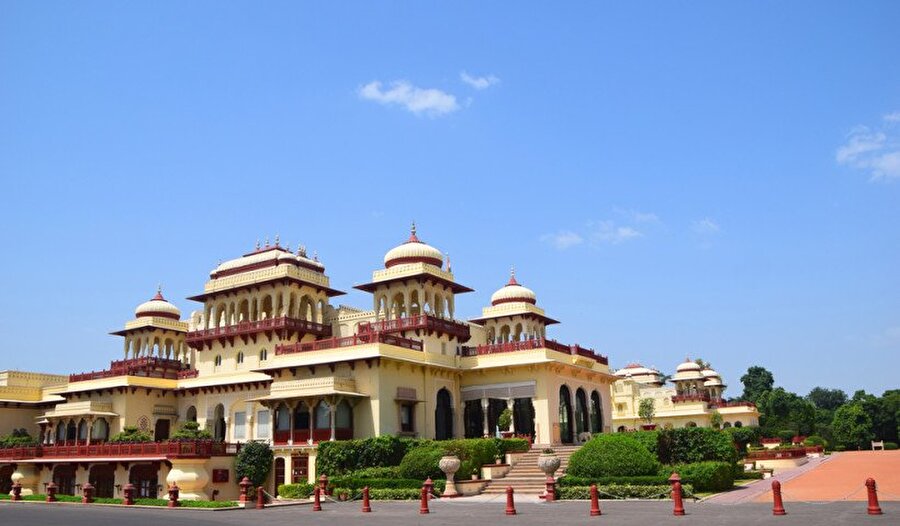 Rambagh Palace / Hindistan 
Hindistan kraliçesinin kız kardeşi Kesar Bedaran için bina 1835 yılında inşa edildi. Bina 1957 yılında otele dönüştürüldü.