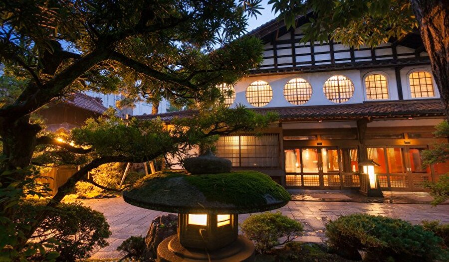 Hoshi Ryokan / Japonya
Dünyanın en eski oteli Hoshi Ryokan, Guiness Rekorlar Kitabı'na girmiştir. Otel kapılarını 718'de açtı. 1200 yıldan fazladır hizmet veren oteli şu anda ailenin 46. kuşağı işletiyor.
(Kaynak: escapehere.com)