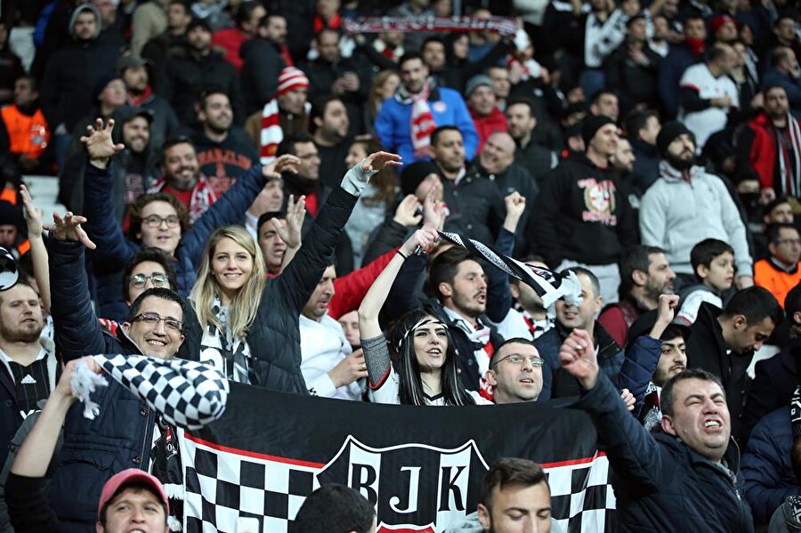 Beşiktaş'ın zafer gecesinde tribünler de muhteşemdi, adeta takımla bütünleşti, eksik oynayan takımını motive etti. Beşiktaş'ın 4. golünden sonra Sirtaki çalınan tribünler coştu, coşturdu.