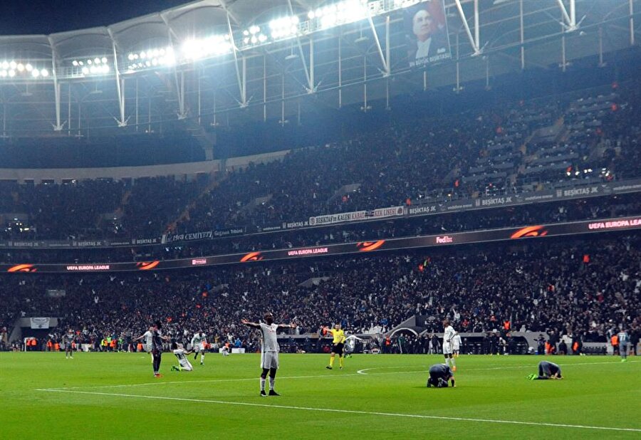 
                                    
                                    
                                    
	Aboubakar'ın gördüğü kartla maçın büyük bölümünde 10 kişi oynayan Beşiktaş'ta yapılan anonslarla hem oyuncular hem taraftarlar motive edildi. 71. dakikada anonsla eski zafer maçları hatırlatıldı, hem takım hem seyircinin coşkusu daha da arttı.

                                
                                
                                