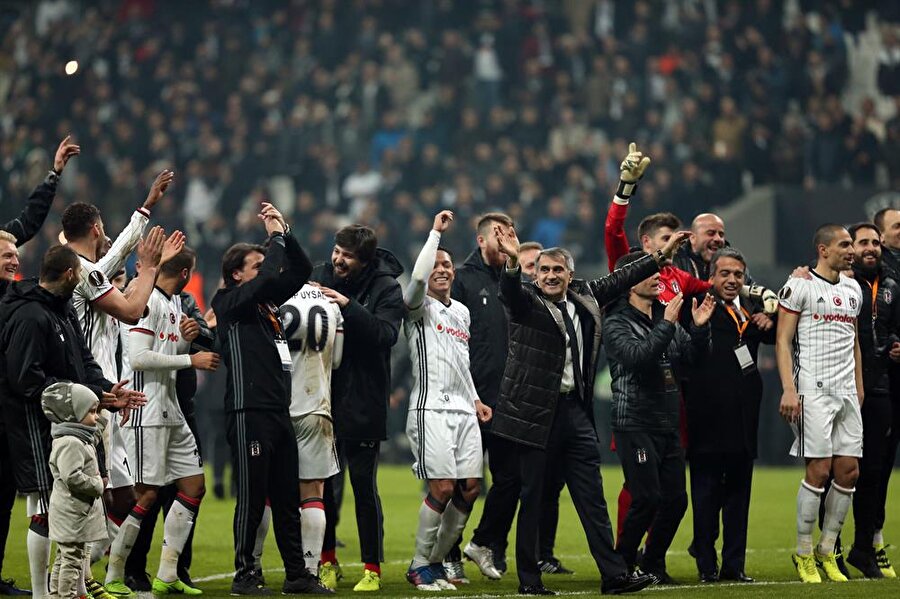 
                                    
                                    
                                    
	Beşiktaş, Avrupa kupalarında ilk kez bir Yunan takımına üstünlük kurdu. 1958-1959 sezonunda Avrupa Şampiyon Kulüpler Kupası 1. turunda Yunanistan temsilcisinin sahaya çıkmaması nedeniyle hükmen galip ilan edilen siyah-beyazlı takım, daha sonra bu ülke takımlarıyla yaptığı 3 maçı beraberlikle tamamlamıştı. 2014-2015 sezonunda UEFA Avrupa Ligi'nde bu ülke temsilcisi Asteras ile aynı grupta yer alan Beşiktaş, İstanbul'daki maçta rakibiyle 1-1 berabere kalırken, deplasmandaki mücadeleyi ise 2-2 eşitlikle tamamladı. Siyah-beyazlı takım, deplasmanda 1-1 berabere kaldığı Olympiakos'u İstanbul'da 4-1 yenerek ilk galibiyetine imza attı.

                                
                                
                                