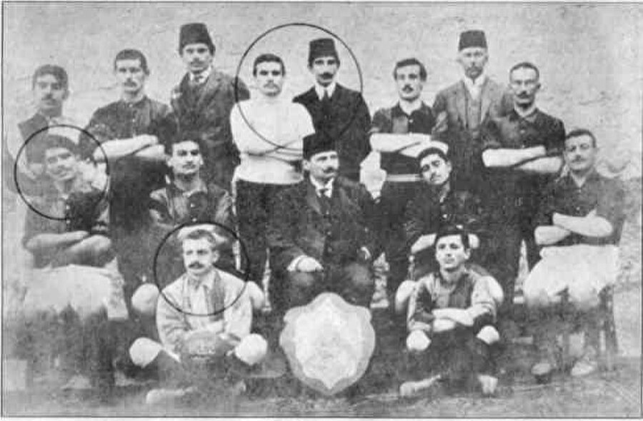 Çanakkale Cephesi'nde resmi kayıtlara göre Galatasaray'ın 23, Fenerbahçe'nin 5 ve Beşiktaş'ın da 2 futbolcusu şehit oldu.

                                    
                                    
                                    
                                
                                
                                