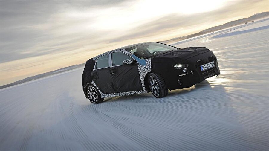 Uzun bir süredir beklenen Hyundai'in ilk ''yüksek performanslı'' i30 N modeli şu sıralar İsveç'te kış testlerinden geçiyor. Test aşamasında direksiyonun başındaki kişi ise Hyundai Motorsport'tan pilotu Thierry Neuville. 