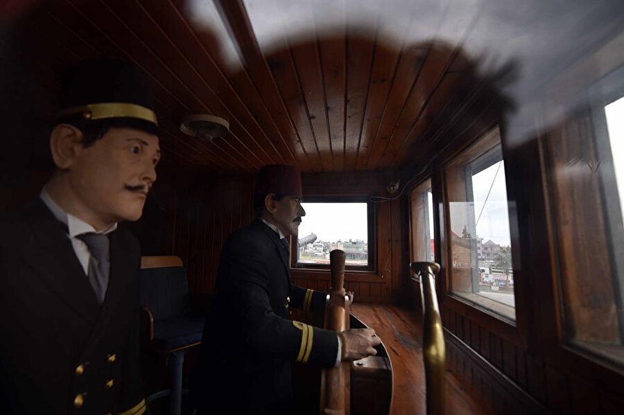 Yüzbaşı Hakkı Bey kumandasındaki gemi, 7-8 Mart gecesi, düşman gemilerinin girmesine çok az bir süre kala 26 mayını boğazın sularına döşedi. İtilaf kuvvetleri, Nusret'in döşediği mayınlarla Irresistible, Ocean ve Bouvet adlı 3 büyük gemisini kaybetti.