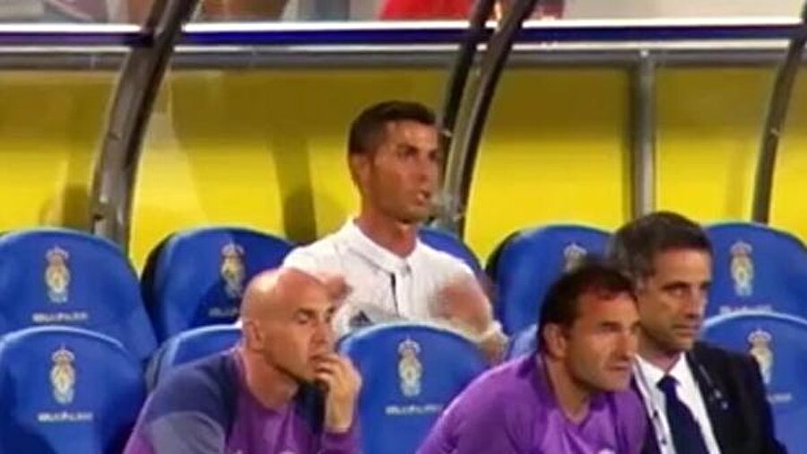 Zidane’ı teğet geçti
Karşılaşmanın 79. dakikasında yerini Isco'ya bırakan Ronaldo, oyundan çıkarken Zidane'nın elini sıkmadı. Zidane'ı teğet geçen Ronaldo'nun el kol işareti yaptığı dikkatlerden kaçmadı. Karşılaşmanın yayıncı kuruluşu Ronaldo'nun oyundan çıkarken “Neden ben? S... git" şeklinde tepki verdiğini iddia etti.
Bu bir ilk değil
Bu olay ikili arasında yaşanan ilk gerginlik değil. Geçtiğimiz sezon Real Madrid-Las Palmas maçının 72. dakikasında oyundan alınan Ronaldo, Zidane'a benzer bir tepki göstermişti.

