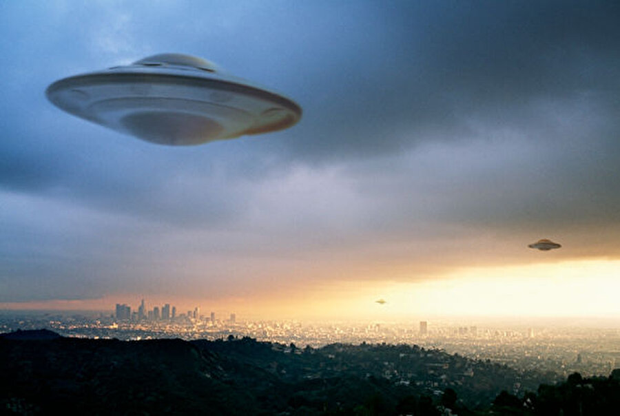 UFO'lar

                                    İlk olarak 1900'lü yılların başlarından itibaren görüntülenmeye başlanan ve ne olduğu tespit edilemeyen UFO'lar genellikle düşük çözünürlüklü fotoğraflarda küçük bir ışık noktası olarak görüntüleniyor. 
                                