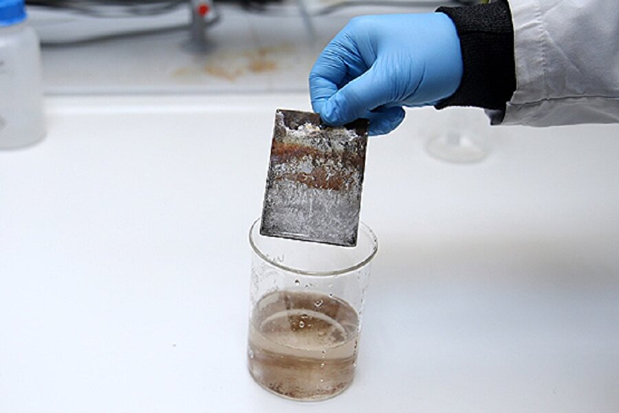 
Rezervinin büyük bir bölümü Türkiye'de olan bor madeni üzerinde uzun araştırmalar yapan DÜBİT akademisyenleri, yaptıkları deneylerle "yerli kimyasal ürün" elde etmeye çalıştı.