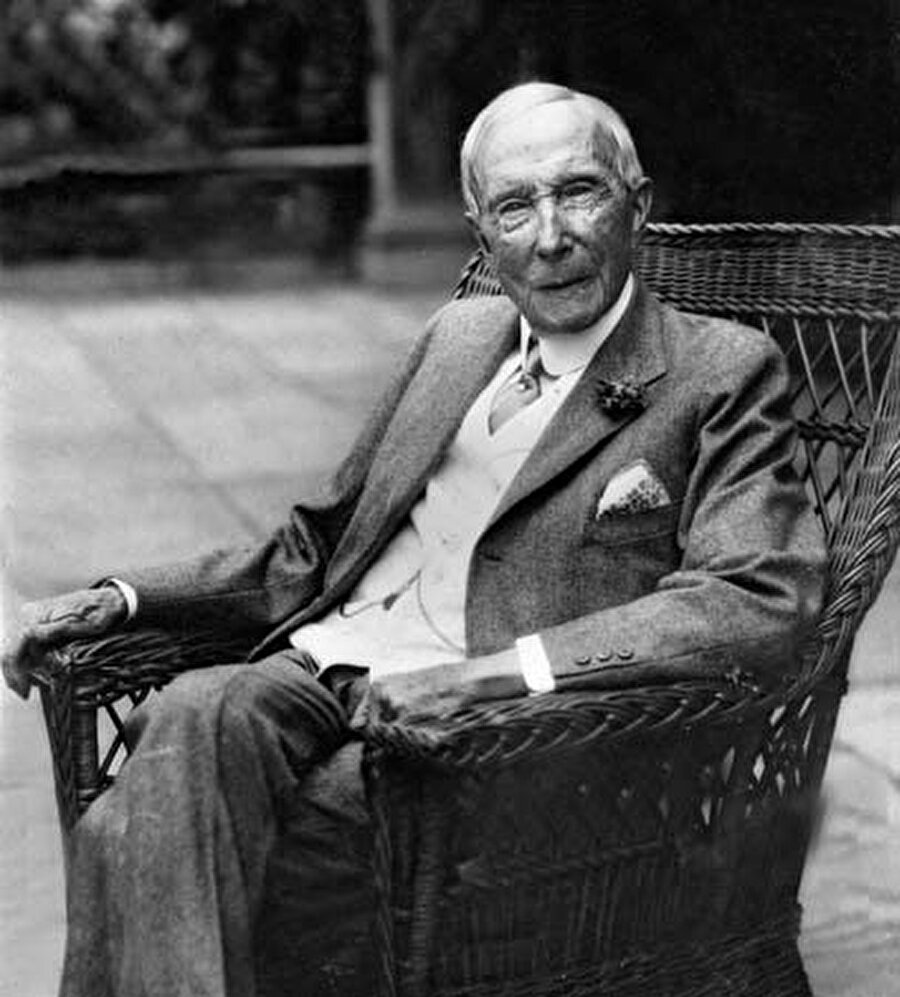 Gelir vergisi kaçakçılığı

                                    
                                    
                                    1916 yılında servetine servet katmakta olan ailenin kazançları vergiden muaftı. John D. Rockefeller, bağışlanması beklenen paraların tümünü kendi çıkarları için kullandı ve en basit anlamıyla vergi kaçakçılığı yaptı.
                                
                                
                                