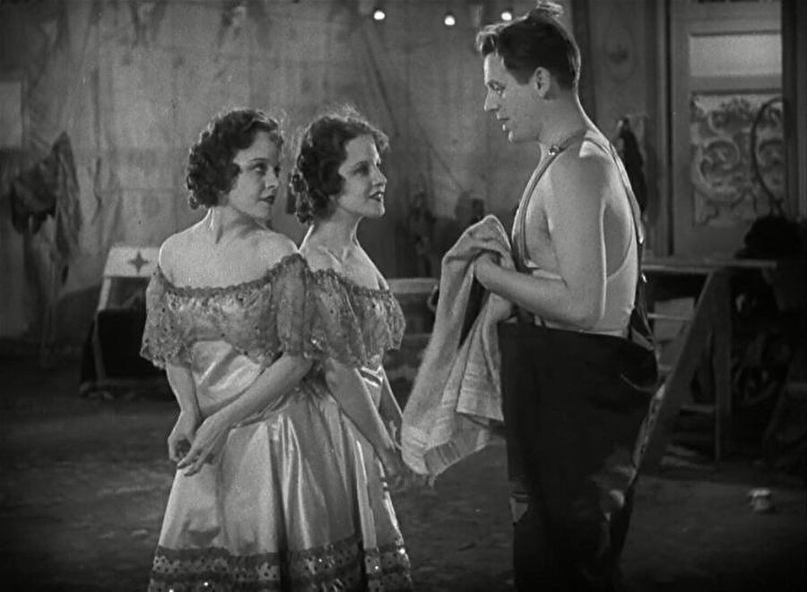 
                                    1932 yılında yani kızlar 24 yaşlarında geldiklerinde Freaks isimli filmde rol aldılar.
                                