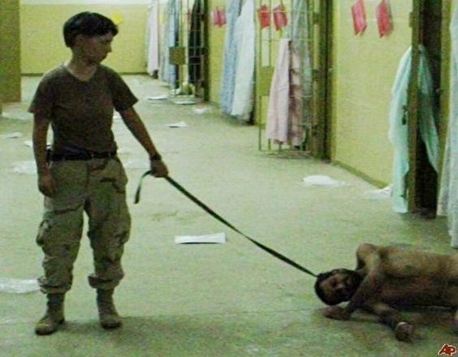 Amerika'nın kontrolündeki Ebu Garib Hapishanesi'nde çekilen işkence fotoğrafları 2004 yılında basına sızdı. Tutukluların çırılçıplak, tasmalı fotoğrafları zihinlere kazındı.