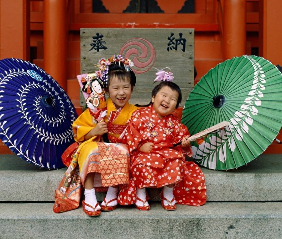 Çocukların doğum günleri ortaktır!
Japonya'da tek sayılar büyülü olarak düşünülür. Bu nedenle 3, 5 ve 7. yaşına giren çocukların doğum günleri her yıl 15 Kasım'da topluca kutlanır.