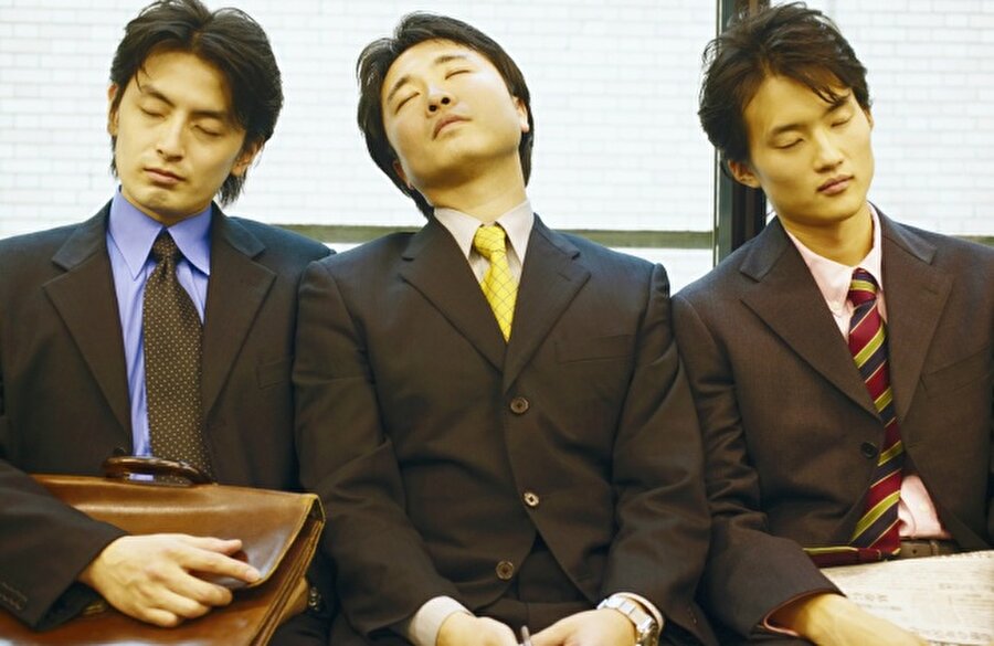 Cuma günü mutluluğu
Japonya'da insanların fazla mesai yaptığı bilinen bir gerçek. Fazla çalışmaktan yaşamlarını yitirenlerin sayısı arttığı için devlet ilginç bir uygulama başlattı. Her ayın son cuma günü çalışanlar mesailerini iki-üç saat önce bitiriyor. 