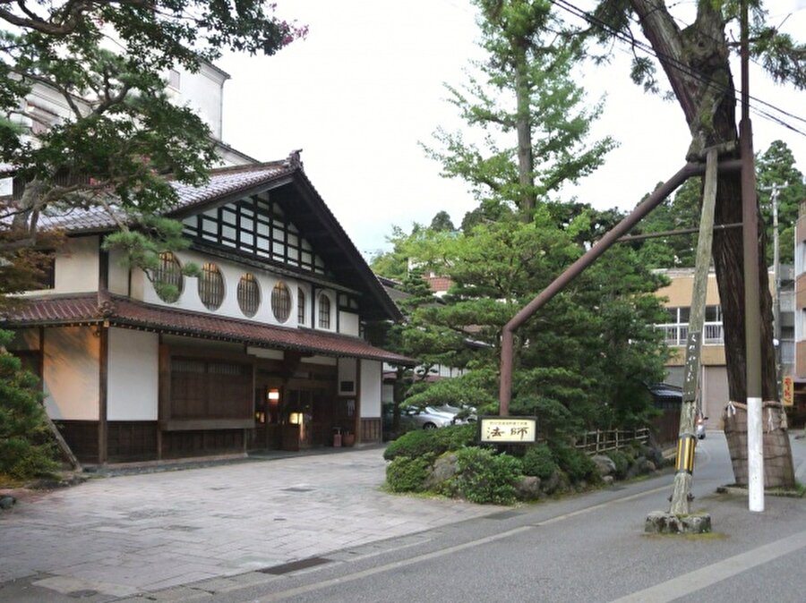 Köklü işletmeler
Japonya'da birçok şirket yüzyıllardır ayakta. Bunlardan biri de Hoshi Ryokan Oteli... Otel 718 tarihinden bu yana hizmet veriyor. Otel, şu anda ailenin 46. kuşağı tarafından işletiliyor.