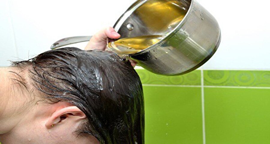 Hint yağı nasıl uygulanır?
Aktarlardan kolaylıkla bulabileceğiniz hint yağını banyo yapmadan önce saçlarınıza gönül rahatlığıyla uygulayabilirsiniz. Hint yağının kokusu biraz ağır gelebilir. Bu nedenle lavanta yağı da temin edebilirsiniz. İki çay kaşığı hint yağını kuru saçınıza masaj yaparak yedirin. Saçlarınızı iyice tarayın ve yaklaşık yarım saat boyunca o şekilde bekleyin. Ardından saçlarınızdan yağı arındırıncaya kadar yıkayın.