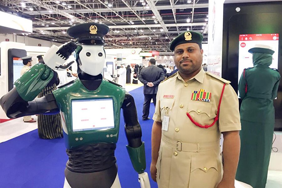 Dubai polis departmanında üst düzey görevli olan Abdullah Bin Sultan, polis birimine yüz tanıma teknolojisine sahip robot polislerin katılacağını açıkladı.