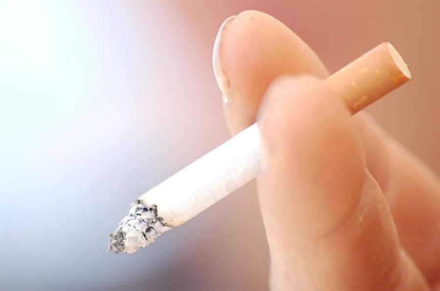 Markası ne olursa olsun, bütün sigara paketlerinin ön ve arka yüzeylerinin yüzde 65 gibi büyük bir kısmı, sigaranın insan sağlığına verdiği zararı anlatan caydırıcı fotoğraf, uyarı ve ikazı içerecek.Bu yüzden de sigara üreticileri ellerindeki eski paketleri tüketmeye çalışıyor.
