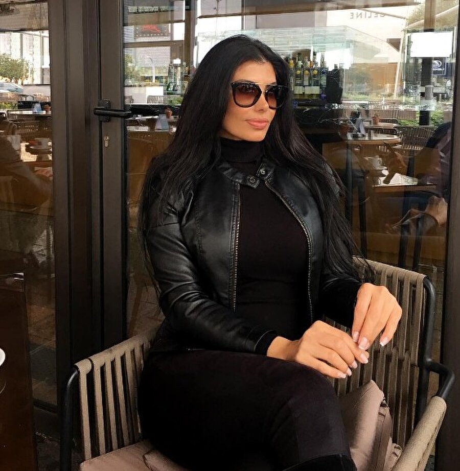 Akademik eğitim aldı
ATV televizyonundan gelen sunuculuk teklifi ile bir süre "Çürük Elma" programını sunduktan sonra, müziğe olan ilgisinin daha ağır basması sonucunda Eyüp Musiki Cemiyeti 'ne kayıt oldu ve Nejat Yertut'tan ders aldı.
Aynı zamanda Arif Sağ Müzik Okulu'na devam ederek müzik üzerine akademik kariyerinin yeterince olgunlaştığı kanısına varınca, profesyonel çalışmalara başladı.