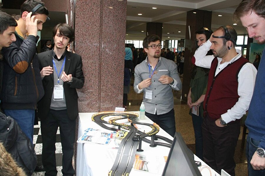 Yrd. Doç. Dr. Önder Aydemir, geliştirilen uygulamanın dünyada ilk olma özelliği taşıdığını belirterek “Bilindiği gibi insan vücudunun merkezi konumunda olan beyin, vücut faaliyetlerini yöneten ve insan merkezi sinir sistemini kontrol eden bir organdır.