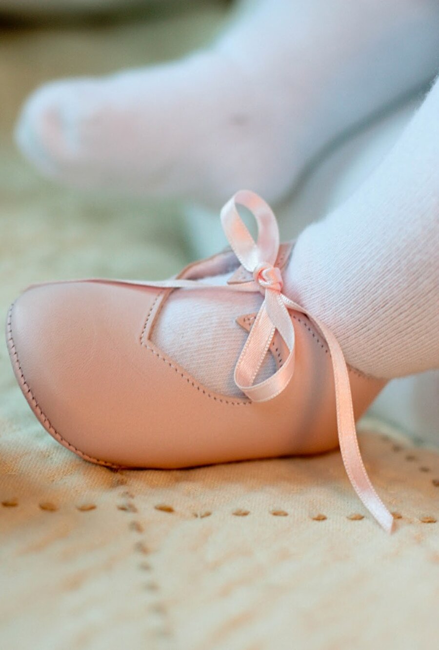 Birçok ürün var
Son yıllarda bebekler için birçok mağazada bulunabilen ilk adım ayakkabıları satılıyor. Ancak bu ayakkabıların da tonla çeşidi ve markası bulunuyor.