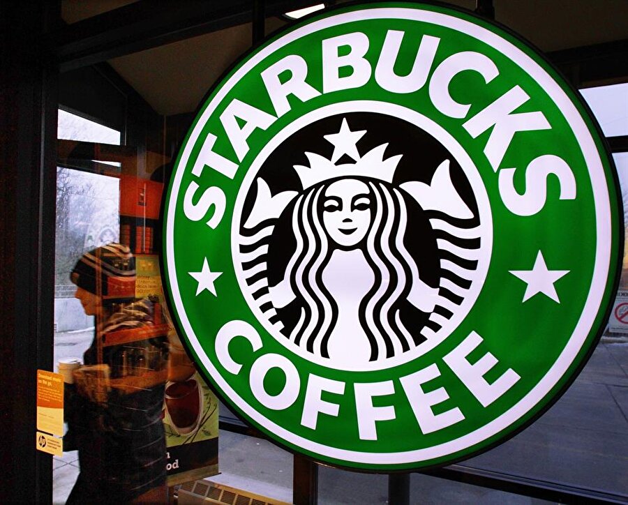 2021'e kadar açılacak bu mağazaların üç bin 400'ü ABD'de olacak. Starbucks, 25 bin gazi ve askeri eşlerini de işe almayı planlıyor. 75 ülkede faaliyet gösteren dev kahve zincirini CEO'su Howard Schultz, daha önce de Trump'ın tutumuna karşı “Önümüzdeki beş yıl içinde dünya genelinde 10 bin mülteci istihdam edeceğiz” açıklamasında bulunmuştu.

Kaynak: Ontrava