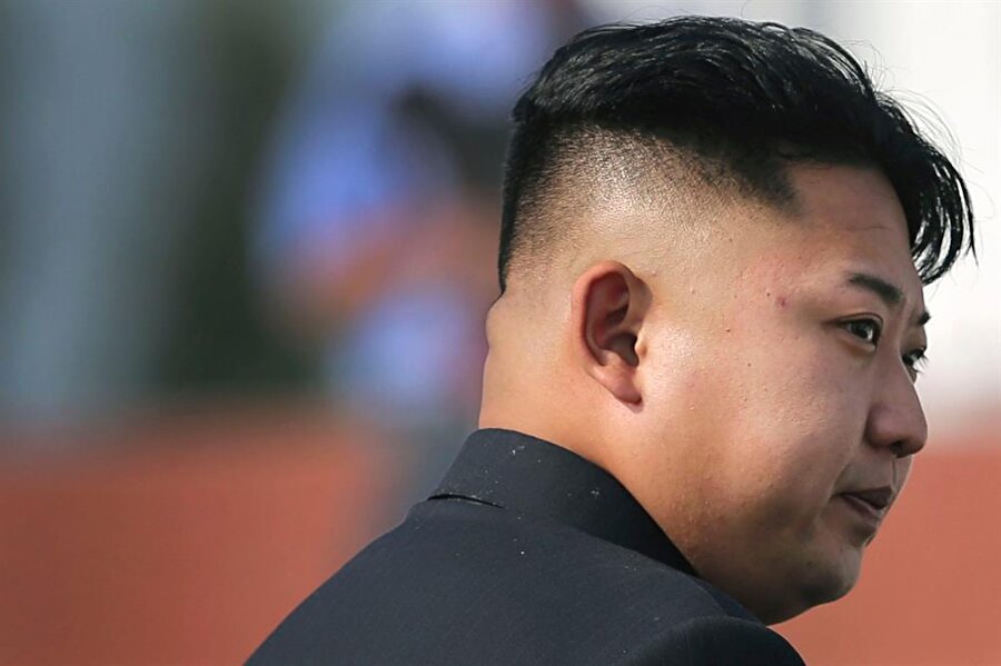 Kuzey Kore liderinin portrelerinin fotoğraflarını kesinlikle, kadrajı tamamen dolduracak şekilde çekin.​
