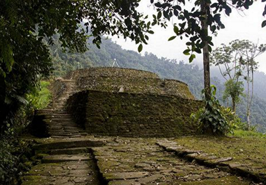 
	Kayıp Şehir olarak bilinen Ciudad Perdida, Kolombiya'nın Sierra Nevada şehrinde arkeolojik kazılar sonucu ortaya çıktı. Dünyanın en büyük Kayıp Şehri olarak bilinen bir diğer Kayıp Şehir, Machu Picchu'dan yaklaşık 650 yıl önce kurulduğu tahmin ediliyor. İspanyolca'dan çevrildiğinde kelime anlamı 'Lost City' yani 'Kayıp Şehri' anlamına geliyor.


	Kayıp Şehir Ciudad Perdida, 1972 yılında hazine avına çıkan bir grup tarafından keşfedildi. Hazine avına çıkan grup, bir dizi taş merdiven keşfetti ve merdivenleri takip ederek Kayıp Şehir Ciudad Perdida'ya ulaştı. Grup, bu antik kente 'Yeşil Cehennem' ve 'Geniş Set' adını verdi. Ardından bölgenin arkeoloji müdürü Kayıp Şehre 1976 yılında kazı başlattı ve keşif başladı. Kazı 1982 yılında tamamlandı. Şehir terk edildiğinden beri kimsenin bu şehri keşfetmediği ortaya çıktı.
