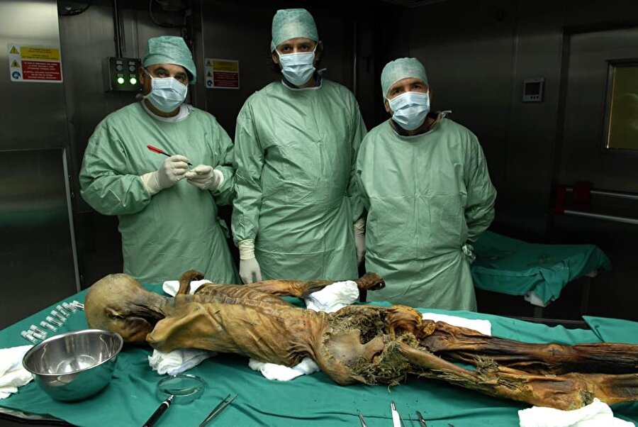 Cinayet 5300 yıl sonra ortaya çıktı
2010 yılında yapılan bir araştırmada; Ötzi'nin bulunduğu yerde öldürülmediği, başka bir yerde cinayetin işlendiği öne sürülmüştür. Gömüldüğü yerden doğa olayları sonucu açığa çıkan Ötzi insanlık tarihi için önemli bir kalıntı olmuş durumda.