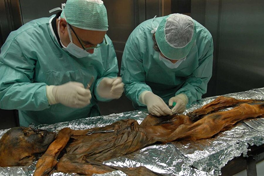 Lanetli mi? 
Ötzi'yi bulanlar ve üzerinde araştırma yapanlardan 7'si 14 yıl içinde yaşamını yitirdi. Bu da Ötzi'nin lanetli olduğuyla ilgili dedikoduların yayılmasına neden oldu.