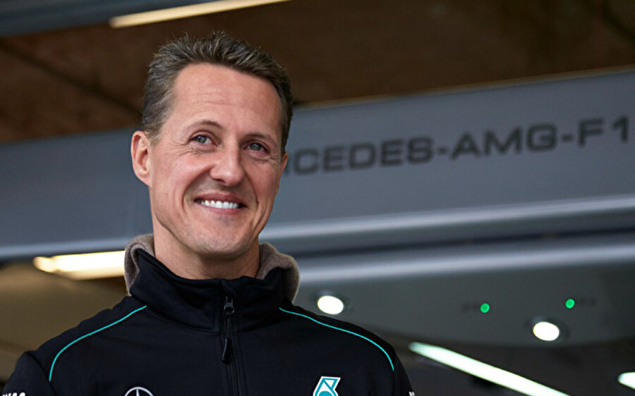 Michael Schumacher / 780 milyon dolar
2013 yılının aralık ayında Fransız Alpleri'nde kaza geçiren Schumacher'in bilinci halen kapalı. 45 kiloya kadar düşen Schumacher için şimdiye kadar yaklaşık 20 milyon dolardan fazla tedavi masrafı yapıldığı biliniyor. 
(Kaynak: celebsdaily.co)

Efsanenin, efsane hayatı

