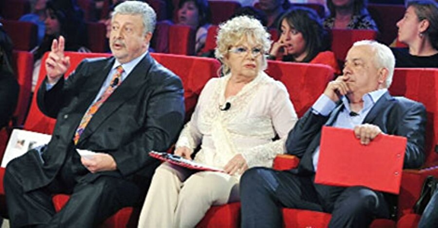 Metin Akpınar - Nevra Serezli - Zeki Alasya
Yıllarca rol aldıkları Devekuşu Kabare ekolü televizyona taşınıp yarışma programı bile olmuştu. Zeki Alasya ve Metin Akpınar kendi içlerinde bir ikiliydi fakat Nevra Serezli bu ikilinin bir dönemine partnerlik ediyordu.