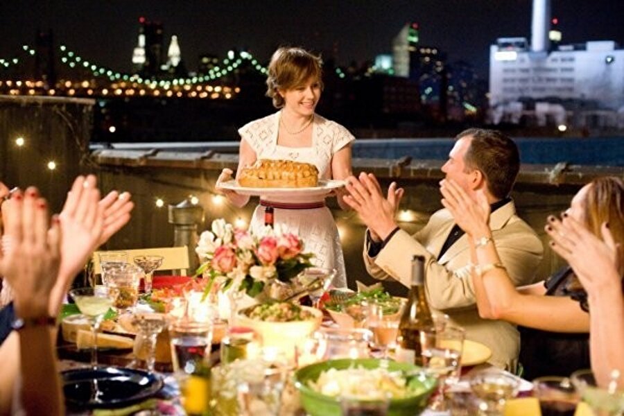 Julie and Julia – 2009
İki gerçek hikâyeden yola çıkan film, farklı zaman dilimlerinde yaşayan ve kendi zaman dilimlerinde benzer mücadeleler vermiş olan iki kadının hikâyesini merkez alıyor. Zaman ve mekân olarak ayrı olsalar da hayatları iç içe geçen bu iki kadın, bizlere tutku ve cesaretle her şeyin başarılabileceğini gösteriyor. Başrollerinde sinemanın yaşayan efsanelerinden Meryl Streep ve başarılı oyuncu Amy Adams'ın yer aldığı filmde komedi, dram, romantizm gibi farklı türler bir arada kullanılmış. Herkesin hayata bağlanmasını sağlayan tutkuları farklıdır. Burada da farklı zaman dilimlerinde yaşayan iki kadının yemeğe olan tutkusu gayet sıcak ve içten bir hikâye ile anlatılmış. Film 1950-60'lı yıllarda Fransa'da yemek yapmanın ustalıklarını öğrenerek kendini Amerikalılara Fransız mutfağını öğretmeye adamış şef, yemek kitabı yazarı ve bir televizyon yıldızı olan Julia Child ile 2000'li yıllarda New York'ta yaşayan ve kendine belli bir gün sayısında belli yemek tariflerini pişirmeyi ve bunları internet bloğuna yazmayı hedef edinmiş Julie Powell'ın gerçek hayat hikâyelerini birbirine paralel olarak anlatıyor.