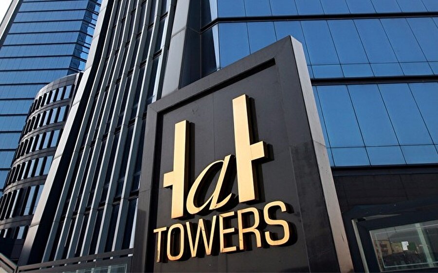 20'den fazla dava açtılar
Habertürk'ün haberine göre 1994'te yazdığı vasiyetine "Oğullarım Ali, Ahmet ve Mehmet miras paylarının tamamını değil, dava açmaları durumunda bile mahfuz paylarını alacaklardır" hükmünü koyduran Tatlıcı'nın ilk eşi, boşandıkları için mirastan mahrum kaldı. Vasiyete göre oğlu Ahmet ile ölen oğlu Ali'nin 2 çocuğu, dava açmaları halinde mirastan 32'de 9 pay alabilecekti. İlk eşinden olan diğer oğlu Mehmet de yalnızca 'mahfuz hisse'den pay alacaktı. Ahmet Tatlıcı, 1995'te vefat eden kardeşi Ali Tatlıcı'nın oğlu Salih Zeki Tatlıcı ile birlikte 'vasiyetnamenin iptali' için mahkemeye başvurdu. Taraflar birbirlerine 20'den fazla dava açtı.