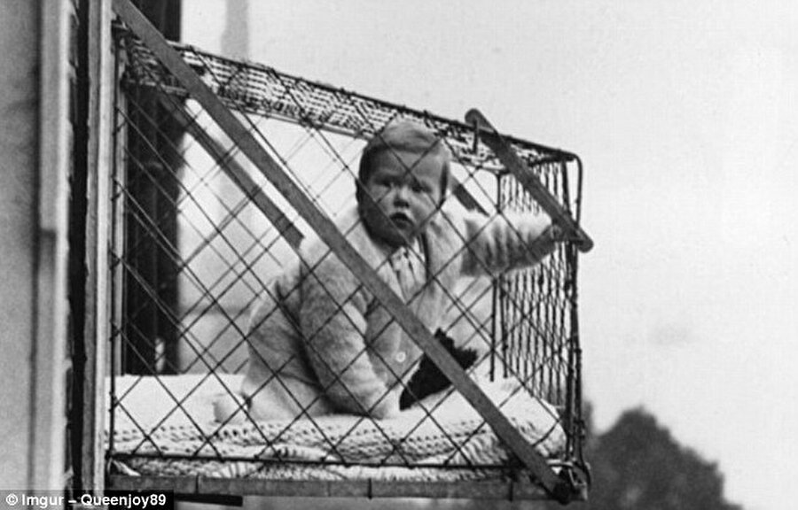 Bebek kafesleri
1930'lu yıllarda New York'da yaşayan anneler, çocukları temiz hava ihtiyaçlarını karşılasınlar diye onları birkaç saat bu özel kafeslerde tutuyordu. Yüksek katlı binaların pencerelerine yapılan bu düzenekler sizce de son derece tehlikeli görünmüyor mu? 
