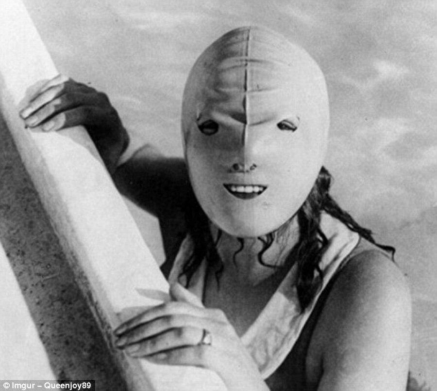 Korkmayın sadece maske!
1920'li yıllarda kadınlar güneşlenirken yüzlerinin yanmaması için bu garip maskeleri kullanıyordu.