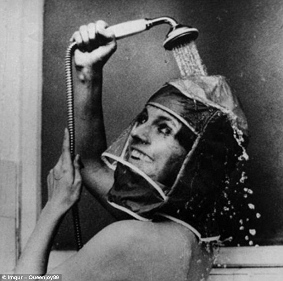 Neden icat edilmiş olabilir?
Bu garip duş şapkası 1970'li yıllarda Avrupa'da son derece modaydı. Kadınlar saçlarını ve makyajlarını yaptıktan sonra rahatça duş alabiliyordu. 