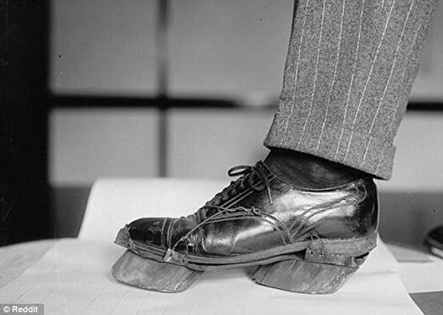 Polisten kaçmak için icat yaptı
1922 yılında bir kişi, polis takibinden kaçmak için bu ilginç ayakkabıyı tasarladı. Amacı ise çok basitti... Polisin ayak izlerini takip etmesini istemeyen adam, inek ayağına benzer bir taban hazırladı. 