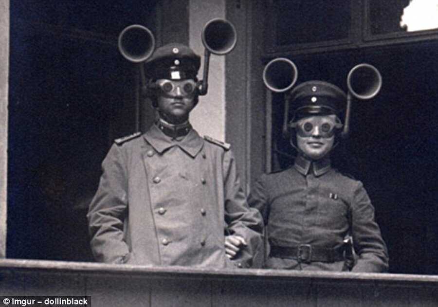 Bir garip kulaklık
İkinci Dünya Savaşı'nda Alman askerlerinin kullandığı ilginç kulaklık. Bu kulaklıklar sayesinde birçok düşman askerinin silah sesi çok önceden algılandı. 