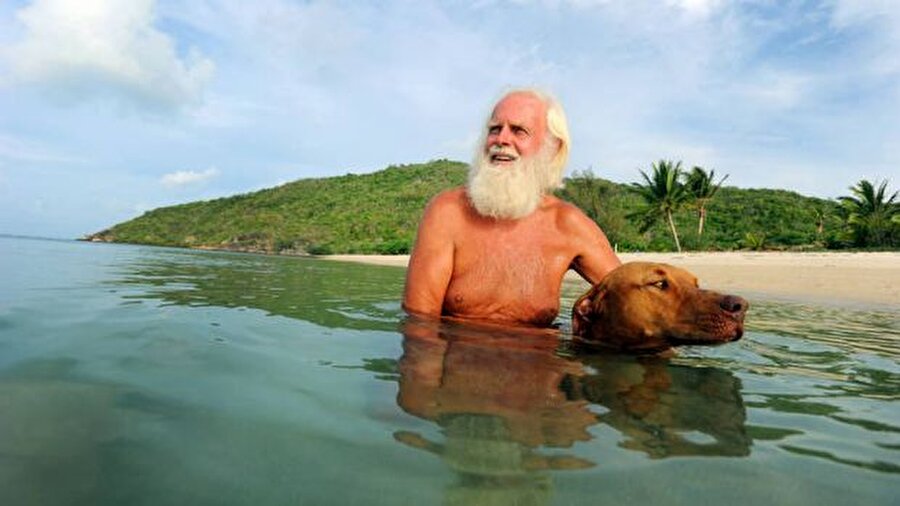70 yaşındaki David, Avustralya'nın en zengin adamlarından biriydi. Ancak 1987 yılında meydana gelen borsa kriziyle parasının çoğunu kaybetti. Bunun üzerine David, tropikal bir adaya gitti. Aslında amacı kalan parasıyla bir otel yapmaktı.