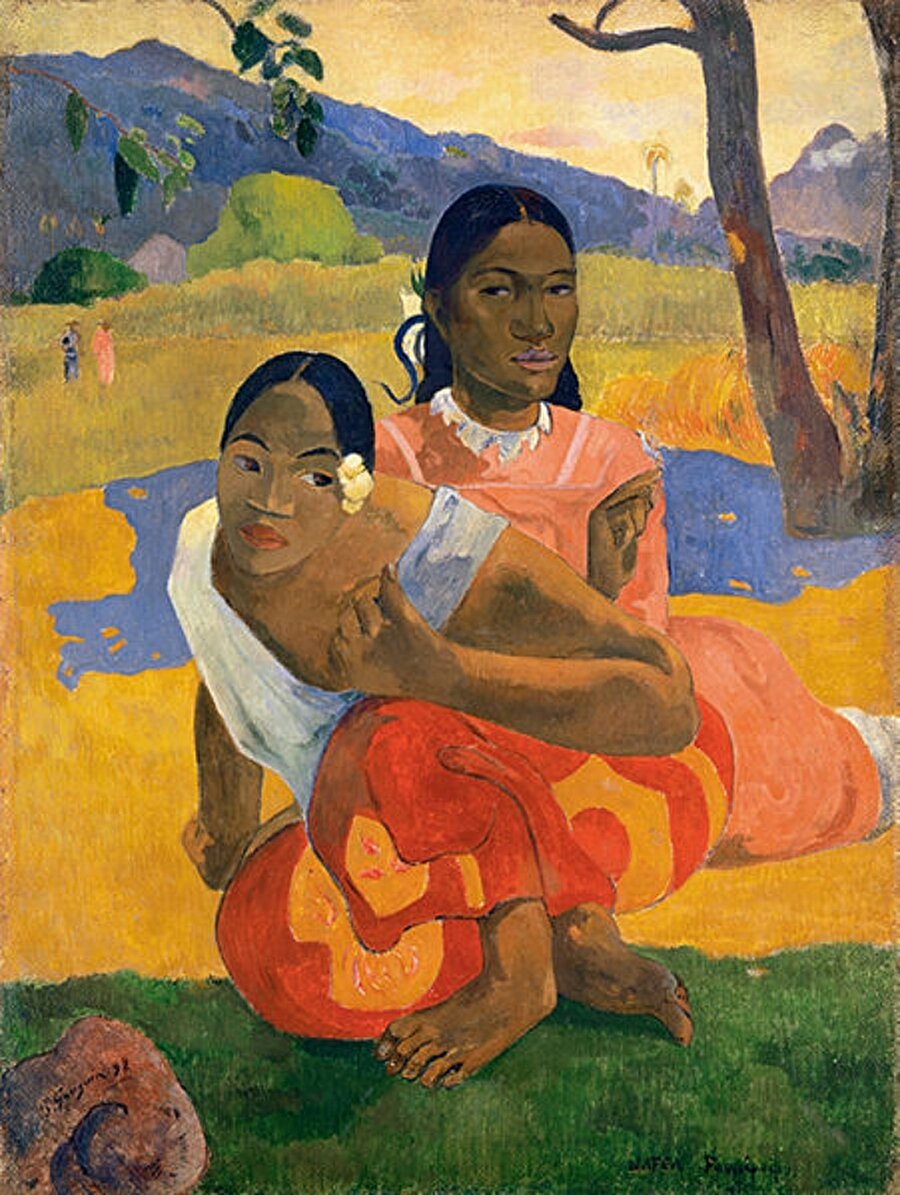 Nafea Faa Ipoipo (Türkçe: Benimle Ne Zaman Evleneceksin?)

                                    
                                    İsviçreli koleksiyoner Rudolf Staechelin'ın sahibi olduğu 1892 tarihli Gauguin'in Nafea Faa Ipoipo? (Benimle Ne Zaman Evleneceksin?) tablosunu 2015 yılının Şubat ayında Katar Emirliği 300 milyon dolar ödeyerek satın aldı. Bu meblağ o tarihe kadar bir sanat eserine verilen en yüksek fiyat olmuştu. Fakat rekoru kaybetmesi de uzun sürmedi…

Henri Paul Gauguin, boş zamanlarında resim yapan bir borsacı, sonradan dünyaca ünlü olan bir Post-Empresyonist Fransız bir ressam. Gaugin'in, iş hayatında yaşadığı başarısızlıklar onu tüm zamanını resim yapmaya yöneltir. Gauguin, Camille Pissarro ile arkadaşlık kurması sanatında ilerleme sağlar. 1881-1882 yılları arasında düzenlenen Empresyonist sergilerde eserleri sergilenir. Bir süre yazları Pissarro ve Paul Cezanne ile resim yapar. 

Eğer Gauguin'in Nafea Faa Ipoipo? (Benimle Ne Zaman Evleneceksin?) tablosunu yorumlamak gerekirse birkaç cümleyle şöyle özetleyebiliriz: Resim ön ve orta zemin, yeşil, sarı ve mavi alanlarında inşa edilmiş. Geleneksel kıyafetler giymiş bir kadın ön ve orta eşiğe yerleştirilmiş. Onu arka planda yüksek boyunlu pembe bir elbise giymiş karakteristik bir kadın tamamlamış. Ön plandaki kadın uzanıyor, yüz özellikleri stilize ve basitleştirilmiş. Arka plandaki kadın figürü sarı-lacivertli alanı ile aynı hizada. Yüzü bireysel özellikleri ile boyanmış ve görüntünün merkezini temsil ediyor. Elbisesi pembe renk, diğer renklerden açıkça farklı. Aslında “Ne zaman evleneceksin?” tablosundaki renkler değil, oradaki kızın kulağına takılı olan beyaz çiçek esas konunun kaynağı. Tahiti'de evlenecek olan kızların kendini göstermesi için böyle bir gelenek var ve Gauguin bunu resmetmişti. Ve o gün, Gauguin bu tabloyu bitirdiğinde bırakın bugün 300 milyon dolara satılacağını, ünlü bir ressam olacağını hayal bile edemezdi. O da tıpkı sıradan ressamlar gibi öldükten sonra eserleri kıymetli olmuş bir Fransız ressam. Gauguin mali açıdan kötü durumda olduğu için taze balık ve meyve için tropik bir adada yaşamak amacıyla Tahiti'ye gitti. Üstelik bir ressam olarak çok da tanınmadı. Gauguin, 1897'de Punaauia'ya taşınır, burada da en önemli eseri olan 'Where Do We Come From' adlı tablosunu yapar. Hayatının geri kalanını Markiz Adaları'nda geçirir. 1903 yılında kilise ve hükümetle ile yaşadığı bir problem sebebiyle 3 ay hapse mahkum olur ancak hapse giremeden hastalanarak 54 yaşında ölür. 

Paul Gauguin'in çalışmalarına olan rağbet ölümünün hemen ardından sonra olur. Çalışmalarının birçoğu Rus koleksiyoncu Sergei Shchukin tarafından toplanır. Koleksiyonun bir kısmı Pushkin Müzesi'nde sergilenmektedir. Gauguin'in eserleri nadiren satılığa çıkarılmakta ve fiyatları ortalama olarak 39,2 milyon dolara kadar ulaşmaktadır. Gauguin diğer birçok ressamı özellikle de Arthur Frank Mathews'u etkilemiştir. 

 Dünyadaki sanat simsarlarının bugünün dünyanın en ünlü ressamlarının sadece günlük ihtiyaçlarını karşılayarak onlara eserler yaptırdıkları biliniyor. Yani bu işten hiçbir zaman sanatçılar karlı çıkmadı. Sanatçıyı en az maliyetle ve en çok işçilikle çalıştıran sanat simsarları bu işin en çok kazananını oldu. 
                                
                                