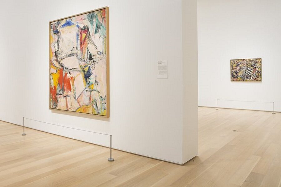 Interchange

                                    
                                    Eylül 2015'de 302 milyon $'a el değiştiren Willem de Kooning'in İnterchange (İnterchanged) tablosu, aynı yılın başlarında yine 300 milyon $'a satılan Gauguin'in yukarıdaki tablosunun rekorunu egale etmişti. 

 Willem de Kooning Hollanda'nın Rotterdam şehrinde dünyaya gelmiş soyut dışavurumcu ressamdı. İkinci Dünya Savaşı'nın ardından, de Kooning Soyut dışavurumculuk, New York okulu ve Hareket resmi olarak anılan bir tarzda resim yapmaya başladı. Bu ekolün gelişiminde rol oynayan diğer sanatçılar arasında Jackson Pollock, Franz Kline, Arshile Gorky, Mark Rothko, Hans Hofmann, Robert Motherwell, Philip Guston ve Clyfford Still de vardı.

 Alzheimer hastalığı teşhisi konan ressam, eşi Elaine'in 1 Şubat 1989'daki vefatının ardından kızı Lisa ve avukatı John Eastman'ın koruyuculuğu altında yaşamına devam etti. 1989'un başına kadar tarzını geliştirmeye devam eden sanatçının eski dönem çalışmaları yüksek fiyatlara alıcı bulmaya başladı. Sotheby's müzayedelerinde, 1987 yılında, 1944 senesinde yaptığı Pink Lady 3.6 milyon dolara, 1989'da ise Interchange (1955) 20.6 milyon dolara alıcı bulmuştu. Fakat söz konusu tablo 302 milyon dolara 2015 yılında el değiştirdi ve en pahalı tablo oldu.
                                
                                