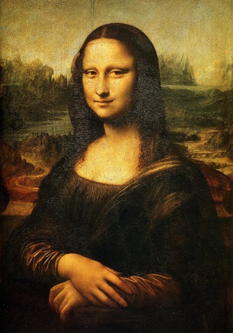 Mona Lisa

                                    
                                    Dünya tarihinin en kıymetli resmi, bir çok uzman tarafından 'paha biçilemez!' olarak değerlendirilmesine karşın, cari sigorta bedeli 1 milyar $'ın üzerinde olan Mona Lisa'dır. Fransızcada La Jaconde, İtalyancada ise La Gioconda şeklinde anılan söz konusu tablo Paris'teki Louvre Müzesi'nde sergilenmekte. 

21. yüzyılın ilk uluslararası çok satarı olan 'Da Vinci Şifresi' romanı ile, ondan uyarlanan aynı isimli filminin, söz konusu tablonun hem popülaritesini arttırdığına, hem de fiyatını yukarıya çektiğine işaret eden resim endüstrisinin profesyonelleri, yukarıdaki fiyatın söz konusu eser için esasen çok mütevazı olduğunun altını çizmekteler. Eksperlerin görüşüne göre, Leonardo da Vinci'nin 1503 - 1519 döneminde yaptığı başyapıtının bir açık arttırmaya çıkarılması durumunda, zikredilen rakamın çok üzerinde bir fiyatla el değiştirmesi hiç de sürpriz olmayacaktır.

Mona Lisa'nın değeri etrafındaki bu spekülatif tartışma devam ededursun, en pahalıya satılan resimler ligindeki durum da, gerçekleşen astronomik bedelli yeni el değiştirmelerle, sürekli olarak güncellenmektedir. 'Dünyanın en pahalıya satılan resimleri listesi'nin işaret ettiği gerçeklik alanı, resim sanatının en önemli magazin unsurlarından birisi, belki de birincisidir. Sadece plastik ve grafik sanatlarla, ya da bu kozmosun en önemli bileşeni olan resimle ilgilenenler değil, konuya uzak ve hatta yabancı olanlar bile, müzayedelerde (ya da açık arttırma dışında yapılan satışlarda) ortaya çıkan astronomik fiyatlı el değiştirmelere kulak kabartmaktan, işin magazinine ilgi göstermekten alıkoyamazlar kendilerini.

 16'ncı yüzyılda Leonardo da Vinci tarafından resmedilen ve sanat tarihinin en kıymetli eserlerinden biri olarak kabul edilen Mona Lisa'nın sırrı çözülmüştü. Fransa'nın başkenti Paris'teki Louvre Müzesi'nde bulunan tablo üzerinde bir süredir araştırmalar yapan ekip, 'yakalanamaz gülüş' adını verdikleri ve tabloyu bakan kişinin Mona Lisa'nın gülüşünü neden yakalayamadığı gizemini çözdüklerini duyurmuştu. Araştırmayı yapan ekip adına açıklamalarda bulunan Sunderland Üniversitesi akademisyenlerinden Sheffield Hallam, Leonardo da Vinci tabloyu resmederken 'sfumato' adı verilen bir teknik kullandığını ve bu sayede yaratılan illüzyon ile tabloya bakan gözlerin tablodaki kadının gülüşünü yakalayamadığının altını çizdi. Ekip, Leonardo da Vinci'nin bu tekniğe ilk olarak 1483 yılında yaptığı 'Virgin of the Rocks' isimli eserinde yer verdiğine inanıyor. Bu tekniğin başka sanatçılar tarafından kopyalanmaya çalışıldığını belirten ekip, bu eserlerden hiçbirinin da Vinci kadar başarılı olmadığının altını çiziyor.

 Rönesans döneminde yaşamış İtalyan hezârfen, döneminin önemli bir filozofu, astronomu, mimarı, mühendisi, mucidi, matematikçisi, anatomisti, müzisyeni, heykeltıraşı, botanisti, jeoloğu, kartografı, yazarı ve ressamı olan gerçek adı Leonardo di ser Piero da Vinci'nin en tanınmış yapıtı Mona Lisa (1503-1507) ve Son Akşam Yemeği'dir (1495-1497). Rönesans sanatını doruğuna ulaştırmış, yalnız sanat yapısına değil, çeşitli alanlardaki araştırmaları ve buluşlarıyla da tanınan, dünyanın gelmiş geçmiş en büyük sanatçılarından ve dehalarından biri kabul edilir.
                                
                                