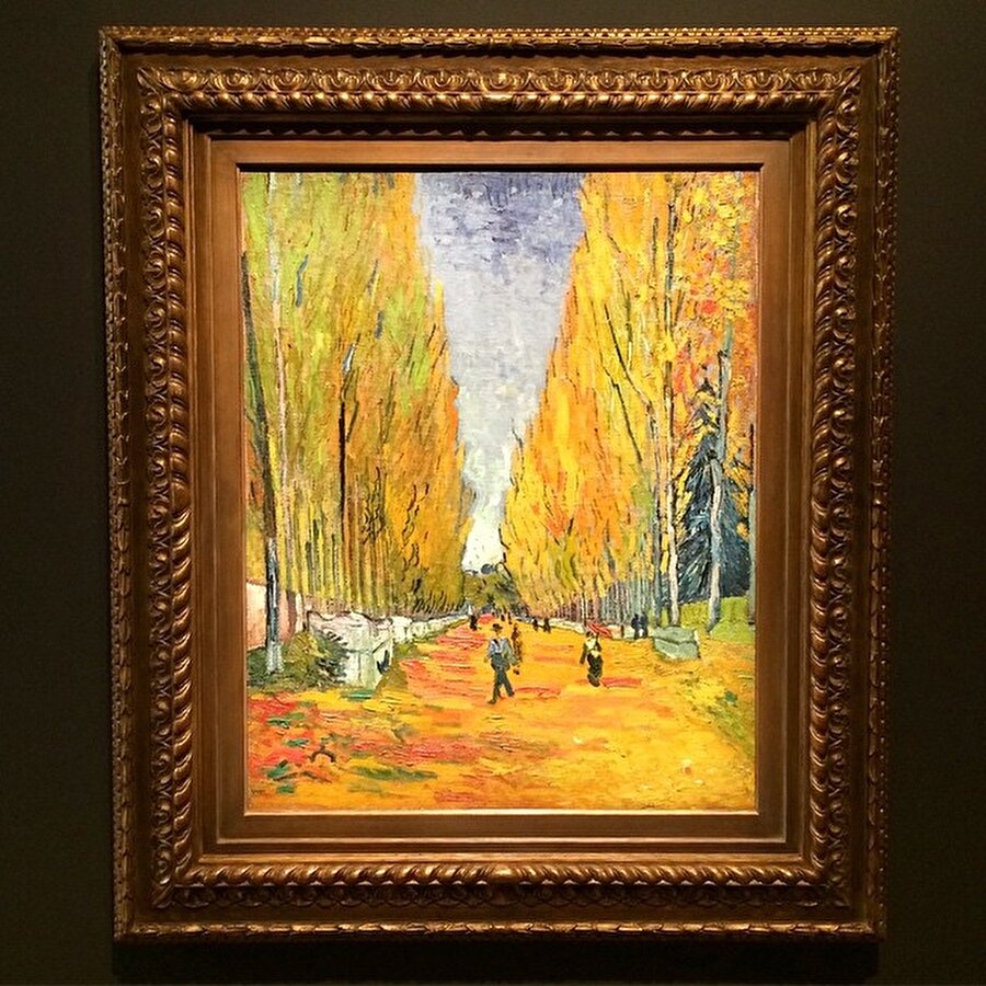 L'Allee des Alyscamps

                                    
                                    Hollandalı ressam Vincent Van Gogh'un "L'Allee des Alyscamps" adlı eseri New York'taki müzayedede 66 milyon 300 bin dolara satılmıştı. 

Sotheby's Müzayede Evi'nin düzenlediği, modern ve izlenimci sanatçıların eserlerinin satışa çıkarıldığı açık artırmada toplam 368 milyon 300 bin dolarlık satış yapıldı. Müzayedede satılan en pahalı eser Vincent van Gogh'un "L'Allee des Alyscamps" adlı resmi oldu. Van Gogh'un 1888 yılında Fransa'nın Arles şehrinde yaptığı yağlı boya resimde sonbahar tasvir ediliyor. Van Gogh'un en yüksek fiyata alıcı bulan eseri 1990 yılında "Portrait of Dr. Gachet" adlı resim olmuştu. Bu resim 82 milyon 500 bin dolara satılmıştı.

 Batı dünyası sanat tarihinin en tanınmış ve en etkili şahsiyetlerinden biri olan Vincent van Gogh, on yıldan biraz fazla bir süre içinde aralarında 860 yağlıboya tablonun da olduğu 2.100 kadar resim ve çizim çalışması üretti ve bunların çoğunu yaşamının son iki yılında yaptı. 37 yaşında yıllardır süren zihin rahatsızlığı ve yoksulluğun ardından intihar etti. 

Sanatçının yaşamı sırasında ne anlaşılabildiği, ne kıymetinin bilindiği ve ne de emeklerinin karşılığını alabildiği çıkacaktır ortaya. Öte yandan, hayatının önemlice bir kısmında, ancak açlık sınırında beslenebileceği çok mütevazi bir bütçeye sahip olan Van Gogh'un yaşadıkları sadece 'sanatının değerinin anlaşılamamasından kaynaklanan ekonomik sıkıntı' ile açıklanabilecek türden değildi. Onun deneyimlediği haller, kökeni psikolojik rahatsızlıklara dayanan ciddi bir trajediye de işaret etmektedir. Sık sık pençesine teslim olduğu ruhsal altüst oluşların neden olduğu çok derin bir kriz sırasında, kulağını kestiği hatırlandığında, bir resim simsarı olan kardeşi Theo'nun sağladığı maddi ve manevi destek olmasa, 37 yaşında intihar eden sanatçının, canına çok daha önce kıymış olabileceğini söylemek pekalâ mümkündür. Van Gogh, yaşarken zerre miskal mertebesinde bile kıymeti bilinmeyerek adeta böcek muamelesi görmüş, öldükten sonra ise hem maddi ve hem de manevi anlamda yere göğe sığdırılamamış olan dehalar manzumesinin doğrusu en görkemli figürlerindendir. Bir diğer deyişle Van Gogh, 'trajedi' kelimesinin karşılığı / açıklaması olarak sözlüklere isminin yazılmasını hak eden bir hayatın faili, öznesi ve nesnesi olmuştur.

 Kaynaklar: wikipedia.com, ntv.com.tr, onedio.com, theguardian.com, bbc.com, ziyaversencan.blogspot.com

                                
                                