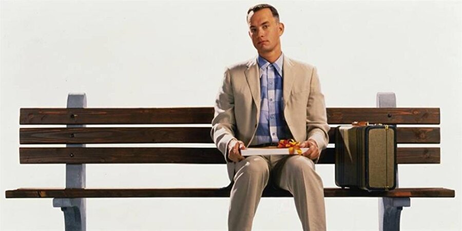 Forrest Gump (1994) IMDb 8.8

                                    
                                    1986 yılında Winston Groom tarafından aynı adla yayımlanan romandan esinlenerek çekilmiş, 1994 yapımı epik, romantik, komedi-drama dalında bir film olan yapımın yönetmen koltuğunda Robert Zemeckis yer alırken, oyuncu kadrosununda Tom Hanks, Robin Wright, Gary Sinise ve Sally Field gibi isimler yer alıyor. Forrest otobüs durağında beklerken, kendisiyle aynı bankta oturan yabancılara hayat hikâyesini anlatmaya başlar film. Yarım akıllı oğlunun toplumdan dışlanmaması için elinden geleni yapan Bayan Gump, oğlunun anlayabileceği şekilde hayatı tasvir eder ona. Bir adanmışlık öyküsüdür onunki. Ölüm döşeğinde bile oğlunu teskin eder. “Ölüm de hayatın bir parçası” diye.

 Film, öğrenme güçlüğü yaşayan ancak atletik olarak inanılmaz yeteneklere sahip Forrest Gump'ın, doğum yılı olan 1944 ve 1982 yılları arasında gerçekleşmiş, bazen sadece gözlemlediği, bazen de başkalarına ilham verdiği 20. yüzyılın dönüm noktası olaylarını betimler. Film, esinlenilerek çekildiği Winston Groom'un romanından, Forrest'ın kişiliği ve ele alınan bazı olaylar yönünden farklıdır. Başta Georgia olmak üzere, Kuzey ve Güney Carolina'da, 1993 yıllının sonlarına doğru çekilmiştir. Filmin kahramanını eski arşiv görüntülerine dahil edebilmek ve bazı sahneleri çekebilmek için, gelişmiş görsel efektler kullanılmıştır. Ele alınan sahneleri daha iyi anlatabilmek için, dönemlerin ruhuna uygun kapsamlı bir müzik arşivi kullanılmıştır. Film müziğinin ticari baskısı, dünya genelinde 12 milyondan fazla satarak en fazla satan albümler sıralamasına girmiştir.

Forrest Gump, Amerika Birleşik Devletleri'nde gösterime girdiği 6 Temmuz 1994 tarihinde ciddi ölçüde övgü aldı ve Paramount Yapım'ın o sene başında Viacom'a devrinden itibaren en yüksek başarıyı elde etti ve Kuzey Amerika'da gösterime girdiği yıl en yüksek hasılaya ulaşarak ciddi bir ticari başarıya ulaştı. Film gösterimde kaldığı süre boyunca dünya genelinde 677 milyon dolar hasıla üretti. Yine Akademi Ödüllerinde en iyi görüntü, Robert Zemeckis en iyi yönetmen, Tom Hanks en iyi aktör, en iyi uyarlanmış görüntü, en iyi film efektleri ve en iyi yönetmen dallarında ödül aldı. Film aynı zamanda Altın Küre Ödülü ve People's Choice Award ve Genç Aktör Ödülleri gibi ödüller aldı veya bunlara aday gösterildi. Filmin gösterime girişiyle birlikte, oyuncular ve betimlediği politik semboller hakkında pek çok yorum yapıldı. 1996 yılında, filmde bahsedilen Bubba Gump Karides Şirketi kuruldu ve dünya genelinde çeşitli şubeler açtı. Ülke genelinde çekilen sahneler gerçek hayattaki kahramanların izlerini taşır. 2011 yılında Kongre Kütüphanesi, Forrest Gump'ın Birleşik Devletler Ulusal Film Kayıtlarında korunması gereken kültürel, tarihi ve estetik bir film olarak seçti.

55 milyon dolarlık bir bütçe ile üretilen film En İyi Görüntü, Aktör, Yönetmen, Görsel Efekt, Uyarlanmış Senaryo ve En İyi Düzenleme dallarında 67. Akademi Ödülleri'ni kazanmıştır. Yine yedi dalda Altın Küre Ödüllerine aday gösterilen film; En İyi Aktör, Yönetmen ve Görüntü dallarında bu ödüllerden üçünü aldı. Film aynı zamanda altı dalda Saturn Ödülleri'ne aday gösterilmiş ve En İyi Fantezi ile En İyi Yardımcı Aktör dallarında ödül almıştır. Film aynı zamanda tüm zamanların en iyi 500 filmi listesinde de yer alıyor.
                                
                                